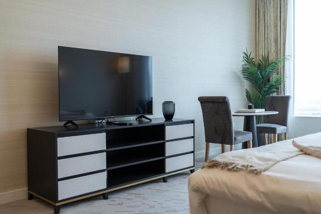 Apartment Palm Tower Where Luxury & View Meet In One Place